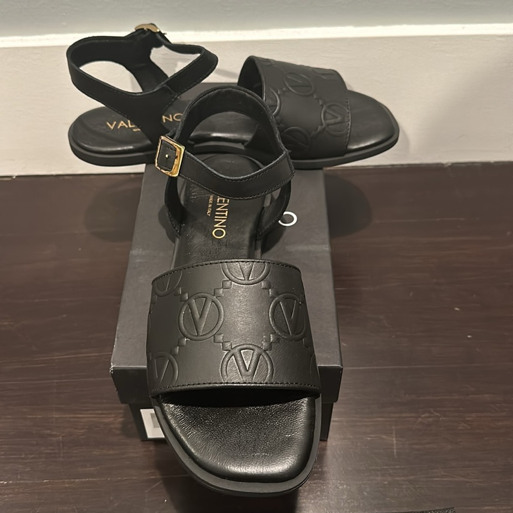 🤩 Authentic Valentino by Mario Valentino Elisa Leather Sandal Size: 7